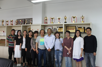 在美术馆会议室交流